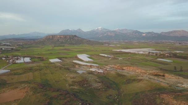 Закат весны в зеленой долине — стоковое видео