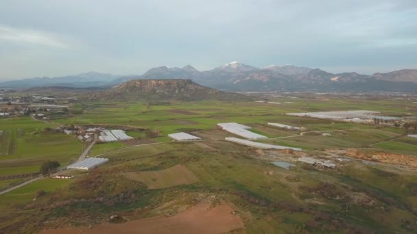 Coucher de soleil printanier dans la vallée verte — Video