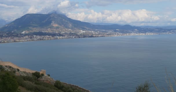 Alanya město z výšky, modré Středozemní moře, pozůstatky starověkého hradu a pevnosti kamenné zdi — Stock video