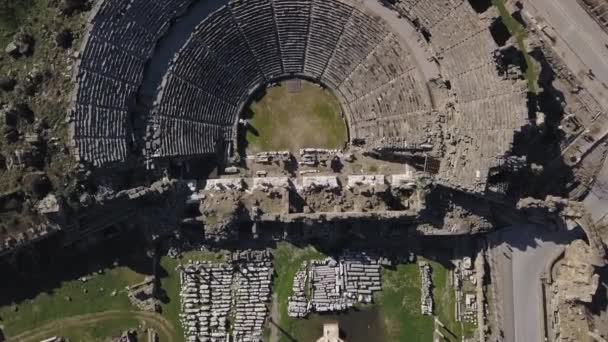 Luchtfoto beelden van het antieke Theater. Side, Turkije — Stockvideo