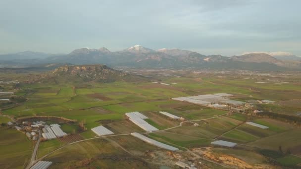 Puesta de sol de primavera en valle verde — Vídeo de stock