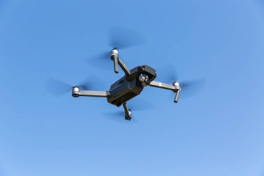 Mavi gökyüzüne uçan drone