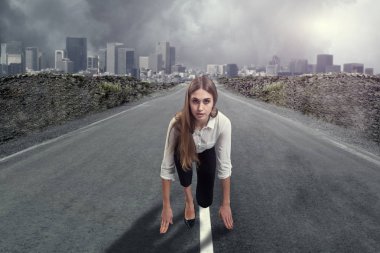 Bir iş kadını çalışmaya hazırdır. Motivasyon konsepti