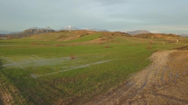 Lente zonsondergang in de groene vallei — Stockvideo