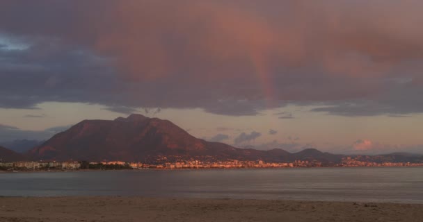 Natt med utsikt över Alanya vid solnedgången med en regnbåge. Turkiet — Stockvideo