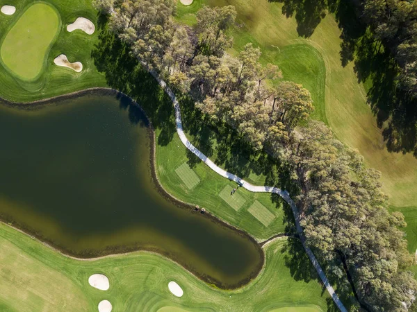 春の緑のゴルフ場の航空写真 — ストック写真