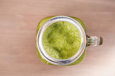 Bir mason kavanoza yeşil smoothie