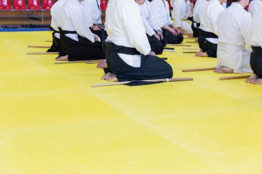 Kimonolu insanlar dövüş sanatları silah eğitimi semineri veriyor.