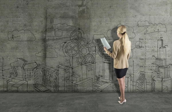 Ung kvinna som ritar en affärs skiss på en betong vägg. 3D återge element i collage — Stockfoto