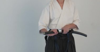 Iaido Master uygulaması. Dodjo 'da dövüş sanatları gösterisi