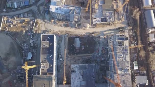 Lugar de construcción de un nuevo complejo residencial. Volando sobre el sitio de construcción — Vídeo de stock