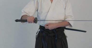 Iaido Master uygulaması. Dodjo 'da dövüş sanatları gösterisi