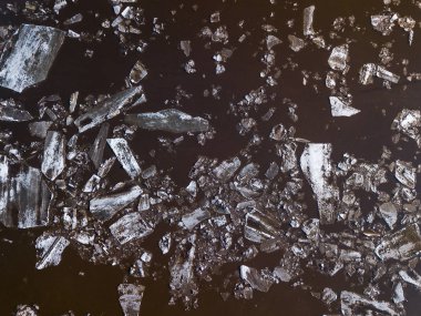 Buz nehirde yüzüyor. Bahar zamanı buz kayar.