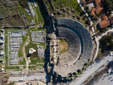 Antika Tiyatrosu 'nun hava fotoğrafı. Yana, Türkiye