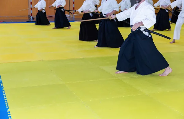 Menschen im Kimono auf einem Kampfkunst-Waffenseminar — Stockfoto