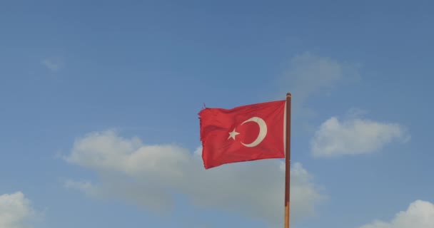 Turkse vlag zwaaien tegen blauwe hemel — Stockvideo