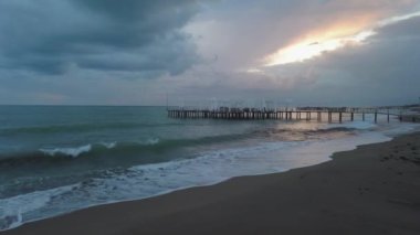 Denizde altın güneş yansıması ile plajda güzel gün batımı