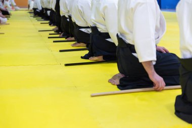 Kimonolu insanlar dövüş sanatları silah eğitimi semineri veriyor.