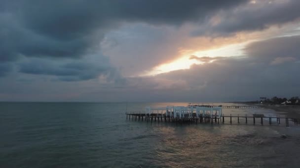 Belo pôr do sol na praia com reflexo dourado do sol no mar — Vídeo de Stock