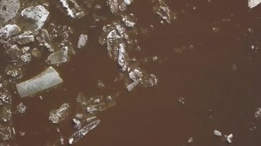 Buz nehirde yüzüyor. Bahar zamanı buz kayar.