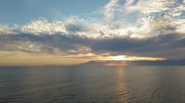 Denizde altın güneş yansıması ile plajda güzel gün batımı