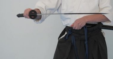 Iaido Master uygulaması. Dodjo 'da dövüş sanatları gösterisi
