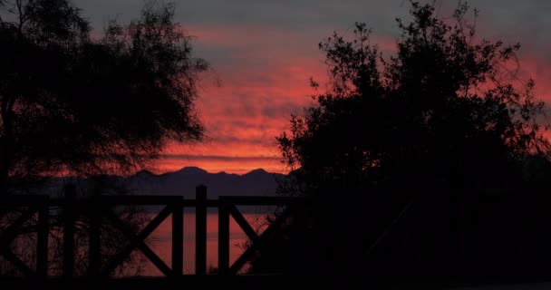 日落时天空群山的轮廓 — 图库视频影像