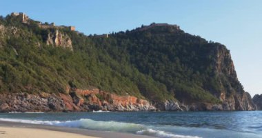Bir tepe üzerinde yer alan Alanya Kalesi