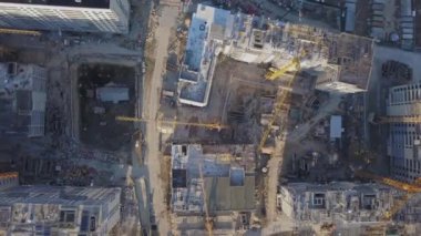 Yeni bir konut kompleksinin inşaat alanı. İnşaat alanı üzerinde uçan