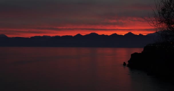 夕焼け空を背景の山々 のシルエット — ストック動画