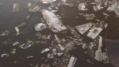 Buz nehirde yüzüyor. Bahar zamanı buz kayar.
