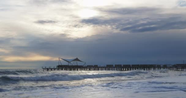 美丽的日落在海滩与金色的太阳反射在海和山背景 — 图库视频影像