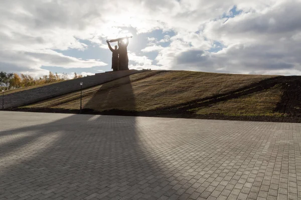 MAGNITOGORSK, RUSIA - OCTUBRE, 2018: Monumento Trasera una famosa escultura y llama eterna en flor de granito — Foto de Stock