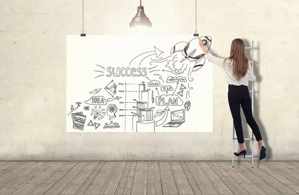 Молода жінка стоїть на драбині і малює ескіз бізнес-плану на білому банері. 3D елементи візуалізації в колажі — стокове фото
