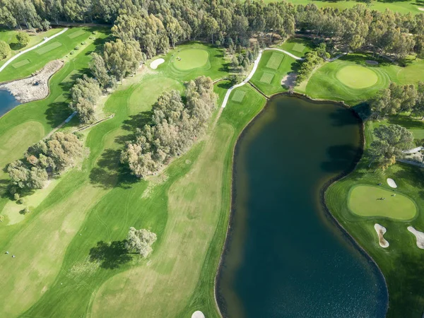 Luftaufnahme von grünen Golfplätzen im Frühling — Stockfoto