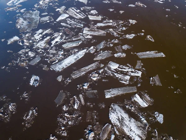 Les floes de glace flottant sur la rivière. La dérive des glaces au printemps — Photo