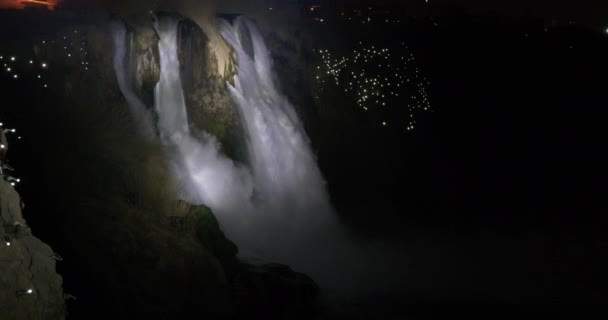 Красивый вид на водопад Лоуэр Дуден в Анталье, Турция ночью — стоковое видео