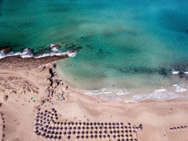Geniş kumlu kıyı şeridi, plaj Falasarna uzun deniz dalgaları Crete, Yunanistan