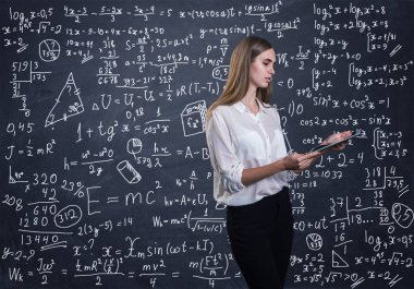 Güzel kadın nasıl bir matematik sorunu çözmek için düşünme