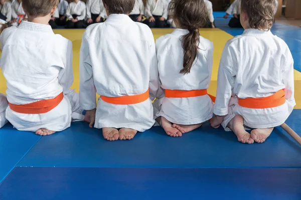 Kindergruppe im Kimono sitzt auf Tatami — Stockfoto