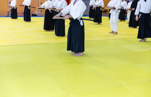 Personas en kimono en el seminario de entrenamiento de armas de artes marciales — Foto de Stock