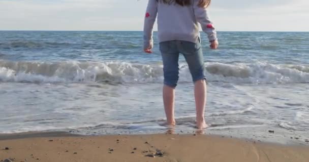 Mała dziewczynka gra na plaży w lato — Wideo stockowe