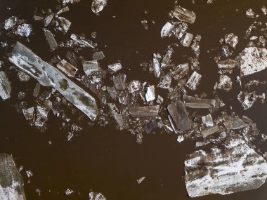 Buz nehirde yüzüyor. Bahar zamanı buz kayar.