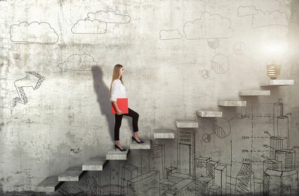 Side bild av unga affärskvinna klättring trappan med idé lampa på betong bakgrund — Stockfoto