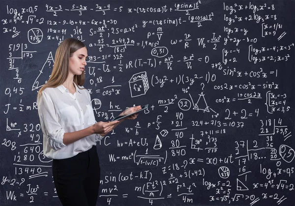 Güzel kadın nasıl bir matematik sorunu çözmek için düşünme — Stok fotoğraf