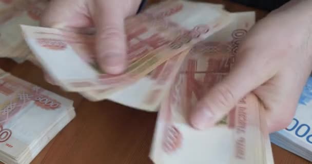 Mãos masculinas a contar dinheiro. Notas de moeda russas de 5.000 rublos — Vídeo de Stock