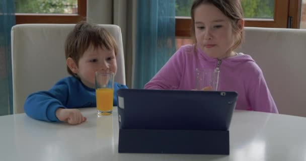 Дети смотрят мультфильмы дома — стоковое видео