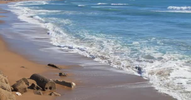 Douce vague de mer bleue sur la plage de sable fin à la journée ensoleillée — Video