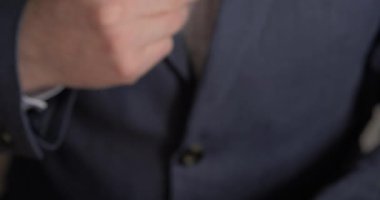 İş takım elbiseli bir adam para teklifi