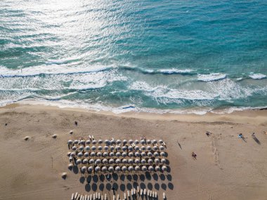 Geniş kumlu kıyı şeridi, plaj Falasarna uzun deniz dalgaları Crete, Yunanistan